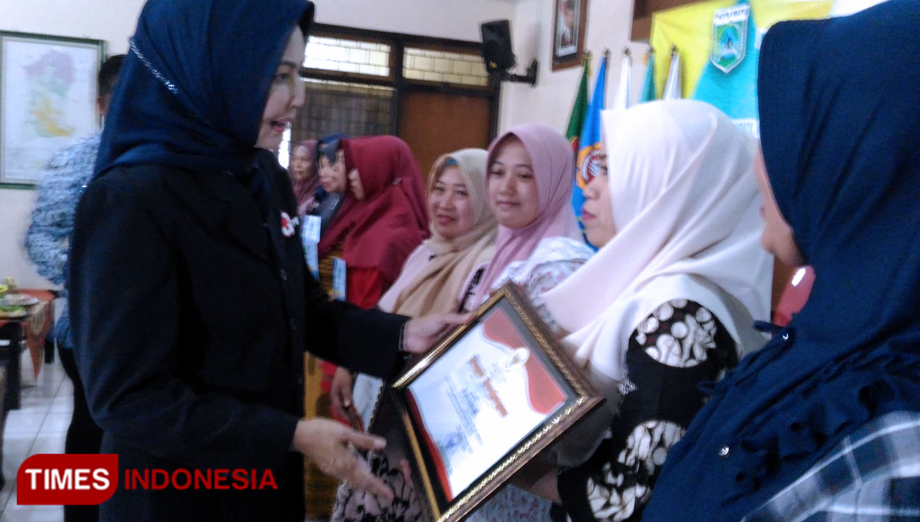 Wali Kota Batu, Dra Hj Dewanti Rumpoko M.Si saat menyerahkan sertifikat Graduasi kepada enam pengusaha kecil. (FOTO: Muhammad Dhani Rahman/TIMES Indonesia)