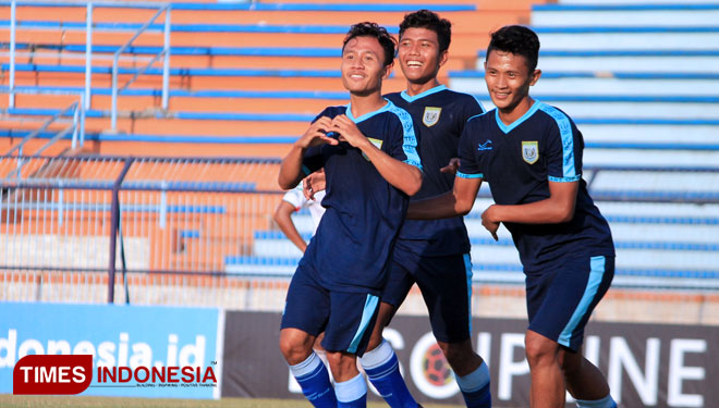Imas Tri Pamongkas (depan) merayakan golnya ke gawang PSS Sleman U-20, Senin (23/9/2019). (FOTO: MFA Rohmatillah / TIMES Indonesia)