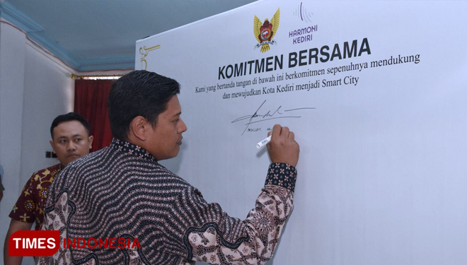 Wali Kota Kediri menandatangani komitmen bersama gerakan Smart City. (FOTO: Canda Adisurya/TIMES Indonesia)
