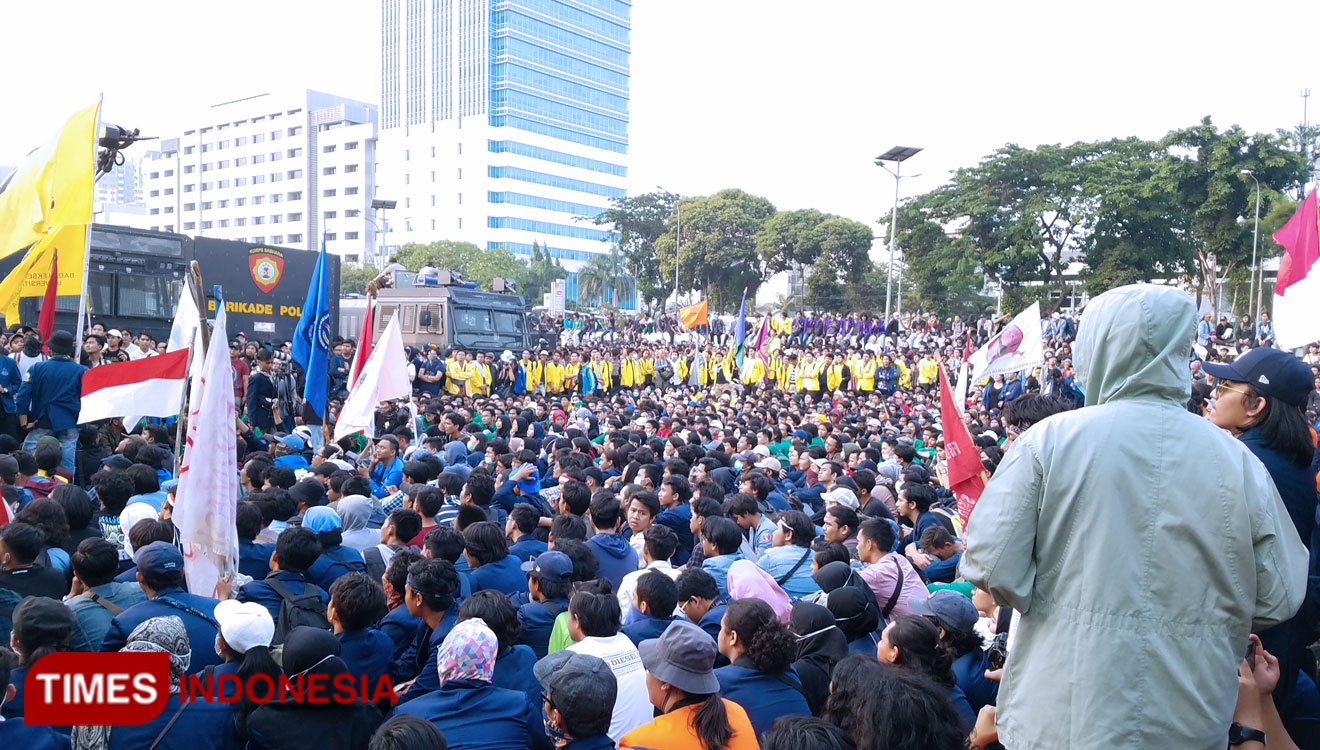Ribuan Persatuan Mahasiswa dari berbagai Universitas se - Jabodetabek saat menggelar aksi di depan Gedung DPR/MPR RI. (Foto:Edi Junaidi ds/TIMES Indonesia)