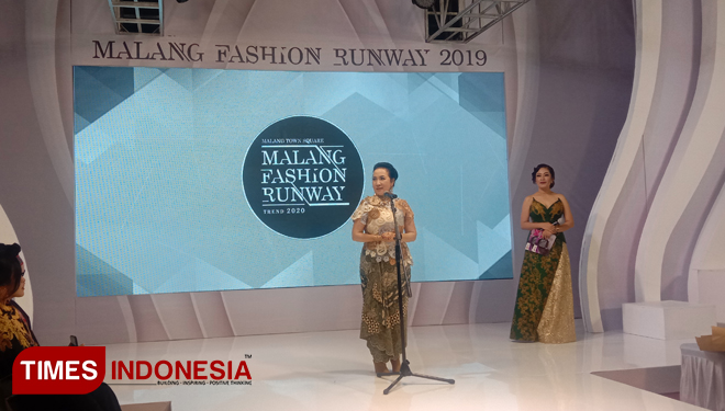 Direktur Matos Fifi Trisjanti saat memberikan sambutan di Penutupan Malang Fashion Runway 2019. (Foto: Naufal Ardiansyah/TIMES Indonesia)