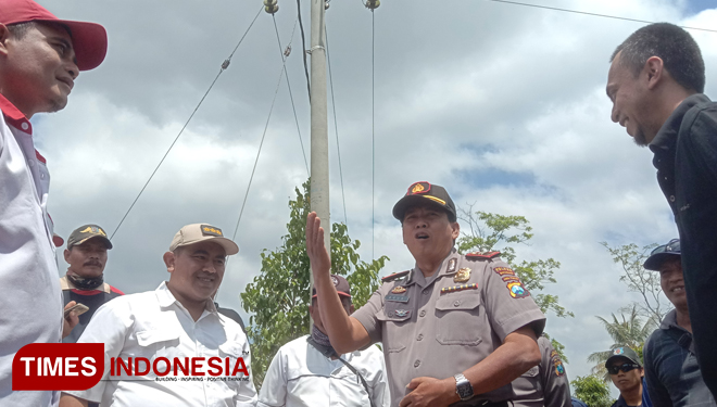 Pengusaha lokal Glenmore saat komunikasi dengan perwakilan Kebun Kalirejo PTPN XII dan petugas Kepolisian. (Foto: Syamsul Arifin/TIMES Indonesia)