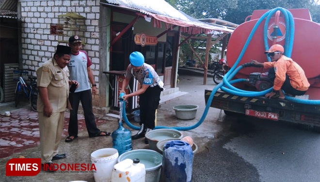 Pebyaluran air bersih di Kecamatan senori, Kabupaten Tuban, Jawa Timur, Senin, (23/09/2019). (FOTO: Ahmad Istihar/TIMES Indonesia)