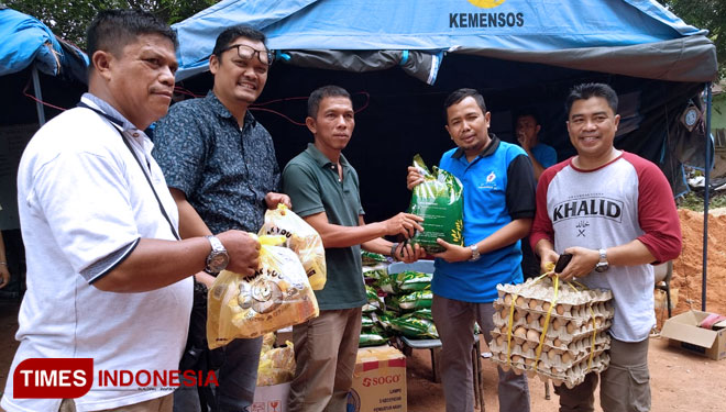 Perwakilan ALTKRI Kepri saat menyerahkan bantuan kepada korban kebakaran di Kota Batam. (Foto: TIMES Indonesia)