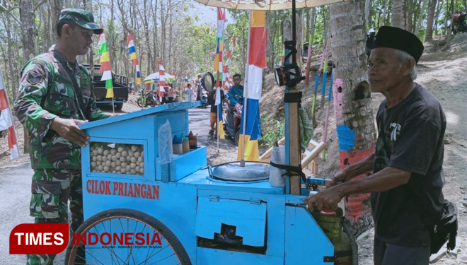 Sudirwan di Usia Senja Masih Berjualan Cilok. (FOTO: AJP TIMES Indonesia)