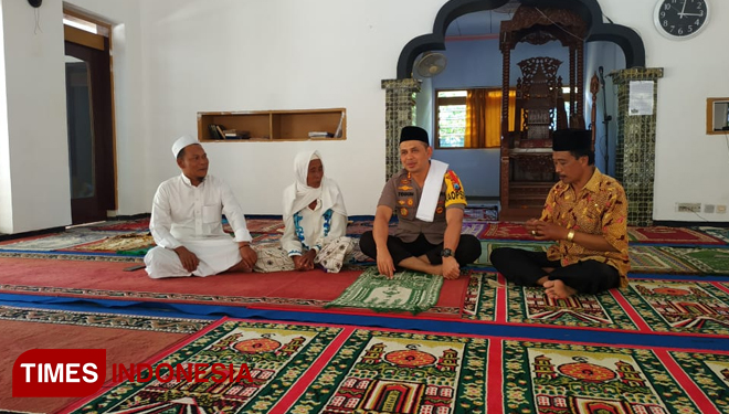 Kapolres Pamekasan AKBP Teguh Wibowo saat melaksanakan silaturrahmi dengan takmir masjid Al-Abror Pamekasan. (Foto: Akhmad Syafi'i/TIMES Indonesia)