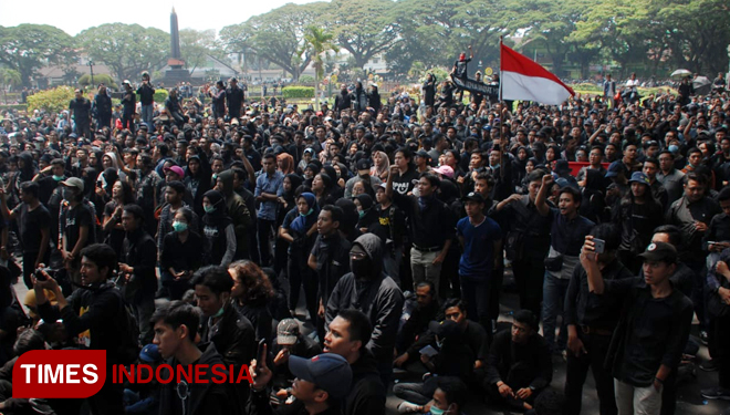 Massa Aksi di depan gedung DPRD Kota Malang. (Foto: Adhitya Hendra/TIMES Indonesia)