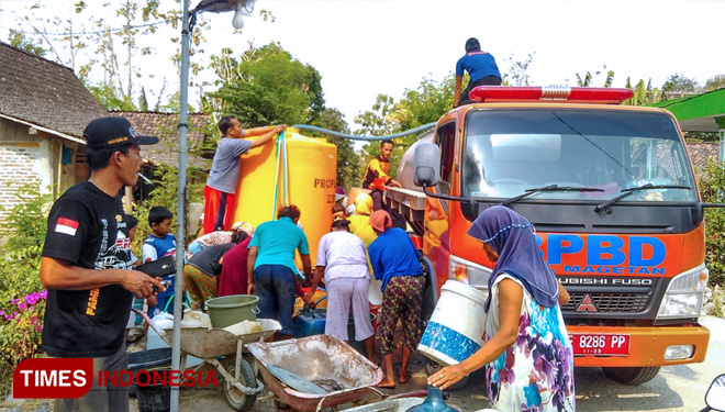 Sejumlah warga di Kecamatan Karas, Magetan, saat antre menerima bantuan air bersih. (FOTO: M Kilat Adinugroho/TIMES Indonesia) 