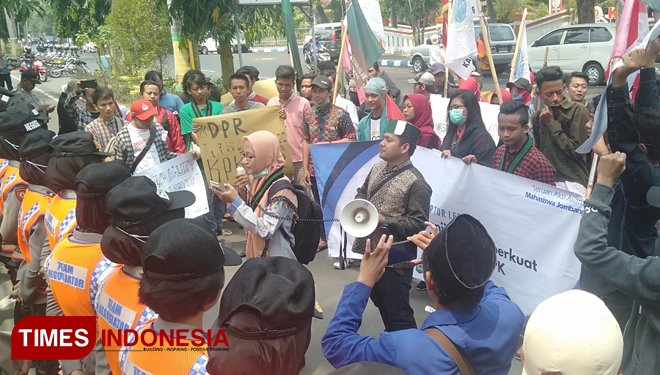 Suasana saat Aliansi mahasiswa Jombang melakukan aksi penolakan RUU KPK di depan gedung DPRD Jombang. (FOTO: Moh Ramli/TIMES Indonesia)