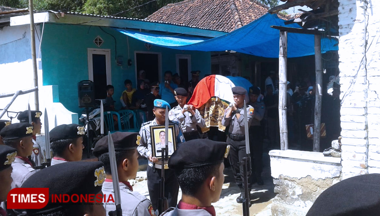 Seluruh anggota Polsek Pamekasan Kota saat ikut memakamkan almarhum Aiptu Sunarto. (Foto: Akhmad Syafi'i/TIMES Indonesia)