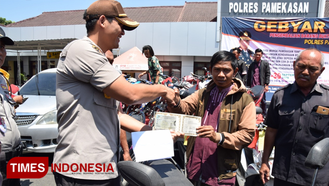Waka Polres Pamekasan Kompol Kurniawan Wulandono, saat menyerahkan kendaraan sepeda motor pada pemiliknya.(Foto: Akhmad Syafi'i/TIMES Indonesia)