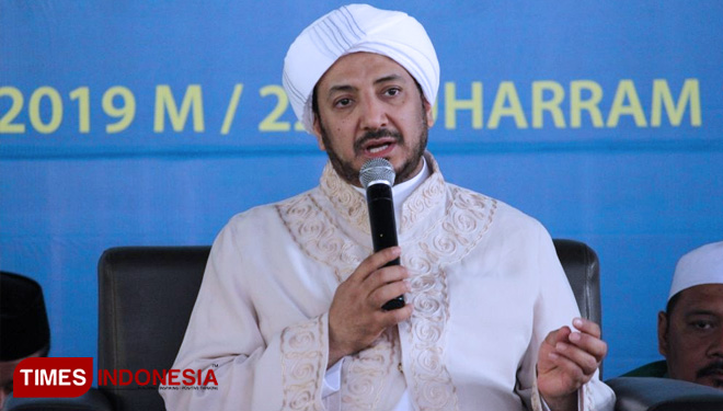 Syekh Dr. Muhammad Ismail al Yamani (Mekkah) tengah menyampaikan tausiyah dihadapan ribuan jamaah Tabligh Akbar Khadijah 1441 H, Sabtu/21/9. (FOTO: AJP/TIMES Indonesia)