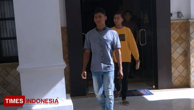 Tiga oknum guru saat keluar dari Kejaksaan Negeri Banyuwangi. (FOTO: Erwin Wahyudi/TIMES Indonesia)