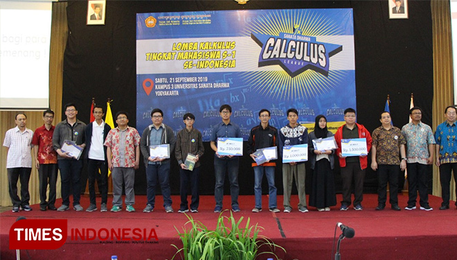 Para pemenang lomba Sanata Dharma Calculus League atau Kalkulus saat berfoto bersama di Kampus 3 USD, Paingan, Sabtu (21/9/2019). (FOTO: Ahmad Tulung/TIMES Indonesia)
