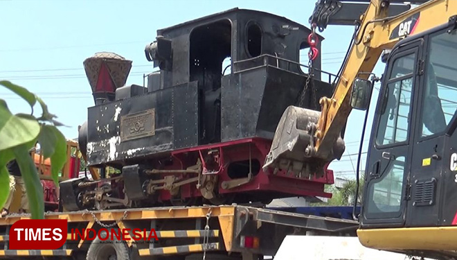 Petugas Dinas Perkim Kota Madiun melakukan pemindahan lokomotif KA uap. (Foto: Ito Wahyu U/TIMES Indonesia)