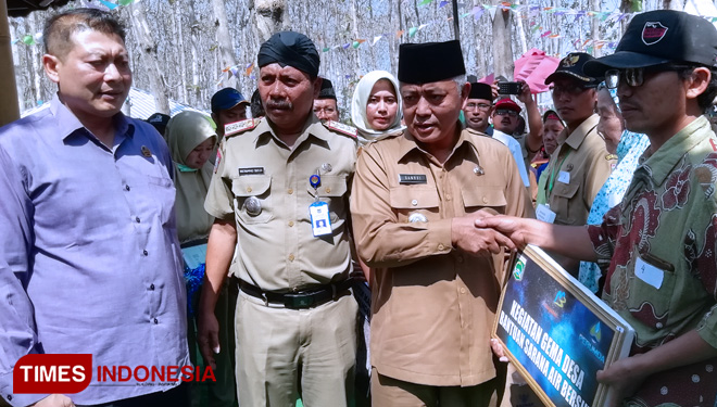 Bupati Malang, Drs HM Sanusi MM saat memberikan bantuan pada gema desa di Sumberpucung. (FOTO: Binar Gumilang/TIMES Indonesia)