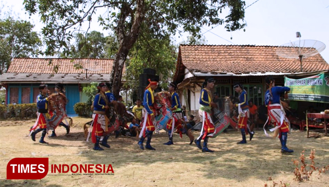 Warga Desa Cilibang Latihan Jaran Kepang Persiapan Acara Pembukaan TMMD 106 Kodim Cilacap. (FOTO: AJP TIMES Indonesia)