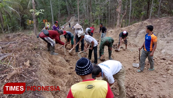 Warga dan TNI Garap Pelebaran Jalan pra TMMD 106 Kodim Cilacap. (FOTO: AJP TIMES Indonesia)