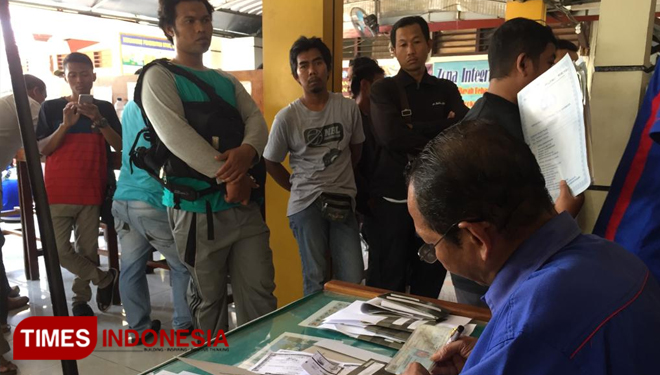 Sejumlah masayarakat terlihat sedang mengantri di KB Samsat Tuban untuk mengurus pajak kendaraan ataupun balik nama kendaraan, Rabu, (25/09/2019) (Foto: Achmad Choirudin/TIMES Indonesia)