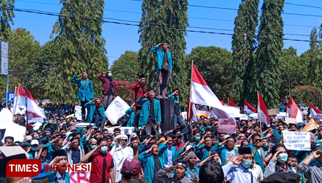 Ratusan Mahasiswa Suarakan Aspirasinya Di Depan DPRD Ponorogo - TIMES ...