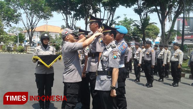 Kapolres Madiun Kota memimpin apel sertijab Kasat Lantas dan Kasat Intelkam Polres Madiun Kota. (Foto: Ito Wahyu U/TIMESIndonesia)