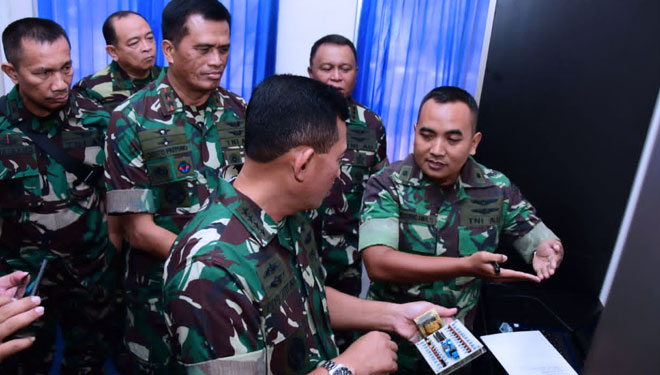 Kepala Staf TNI Angkatan Udara Marsekal TNI Yuyu Sutisna, S.E, M.M, saat meninjau inovasi ADSB yang dikembangkan Depor 50 Solo. (FOTO : Istimewa) 