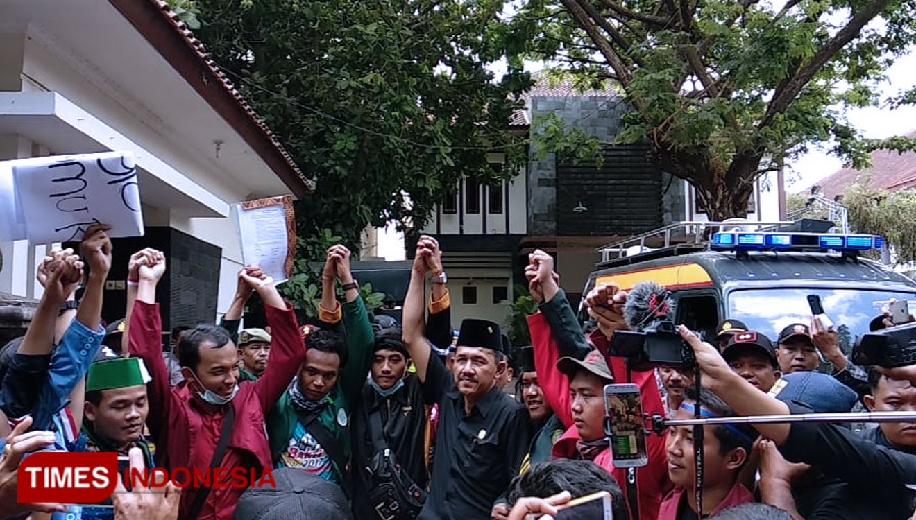 DPRD baru Tulungagung foto bersama perwakilan mahasiswa usai menandatangani tuntunan aliansi mahasiswa Tulungagung. (FOTO : Irham Wildana/TIMES Indonesia)