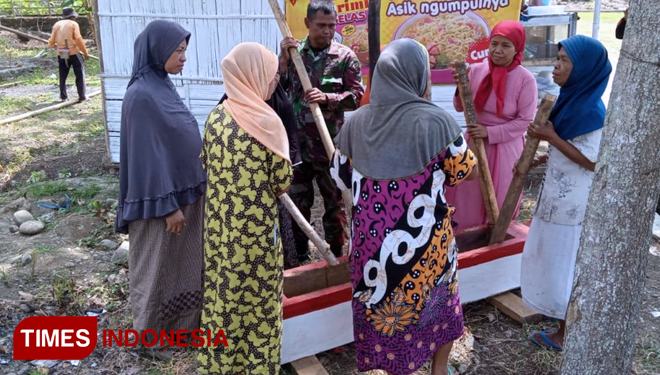 Sertu Jumadi dan Warga Desa Cilibang Bermain Lesung. (FOTO: AJP TIMES Indonesia)