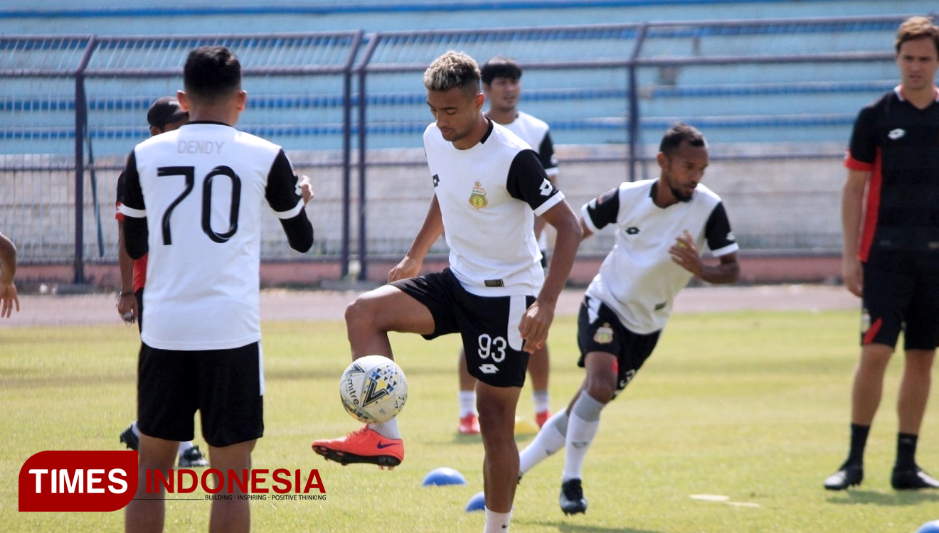 Bhayangkara FC melakukan persiapan terahir di Stadion Surajaya Lamongan, Jum'at (27/9/2019). (FOTO: MFA Rohmatillah/TIMES Indonesia)