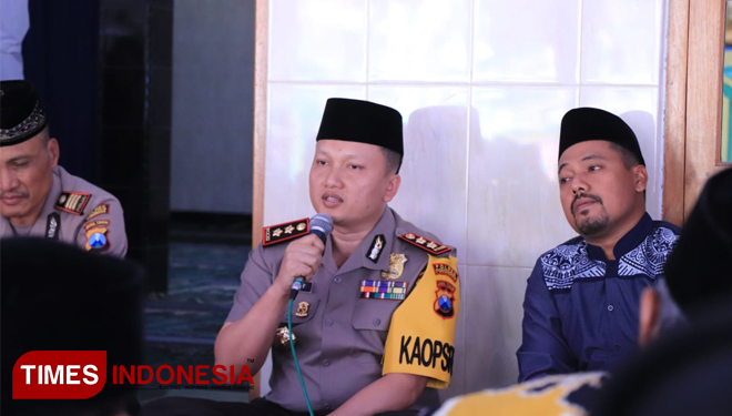 Kapolres Ponorogo AKBP Arief Fitrianto lakukan safari shalat Jumat. (Foto: Marhaban/TIMES Indonesia)
