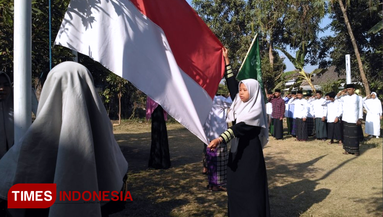 Peringati Harlah LP Maarif NU, Siswa Maarif Rejoso Gunakan Atribut Santri