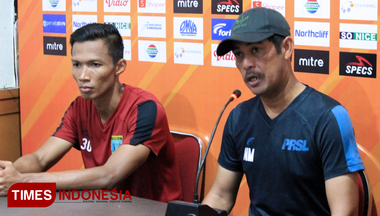 Pelatih Persela Lamongan, Nil Maizar (kanan) didamingi Kapten Persela, Eky Taufik dalam sesi konferensi pers jelang pertandingan lawan Bhayangkara FC, Jum'at (27/9/2019). (FOTO: MFA Rohmatillah/TIMES Indonesia)