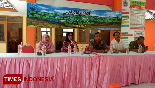 Yuli Karnawati memberikan sambutan dalam kegiatan sosialisasi Program Desa Menabung Air di Balai Desa Jatirejo, Jumat, (27/09/2019). (Foto: Rif’atul Machmudah - Humas Unisla/AJP TIMES Indonesia)