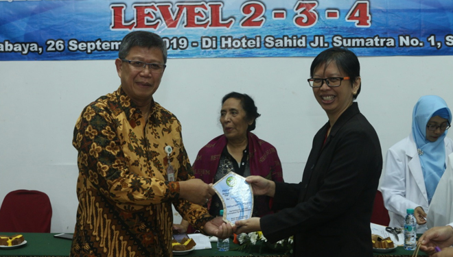 Vivin Komalia (kanan) bersama Dadang ST (kiri). (Foto: Istimewa)