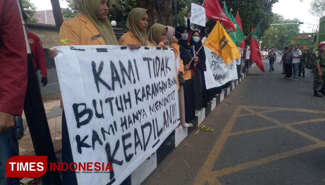 Puluhan kader Angkatan Muda Muhammadiyah (AMM) Tuban, Jawa Timur saat aksi demo di depan Mapolres Tuban, yang menuntut keadilan atas meninggalnya Immawan Randi dan Muhammad Yusuf mahasiswa Universitas Halu Oleo (UHO) Kendari, Sulawesi Tenggara, (28/09/201