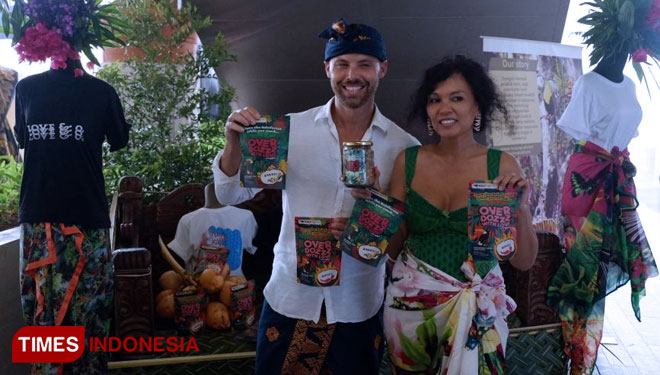 Dalia Von Rueti (kanan) memperkenalkan salah satu produknya Overdozzz with Love, yang merupakan bagian kampanye Love and O2. (foto: Imadudin M/TiMEs Indonesia)