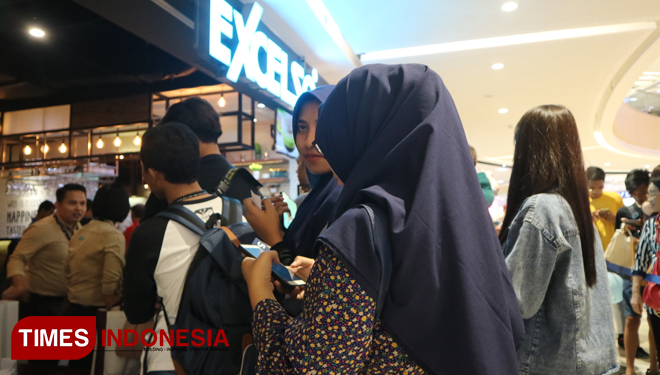 The customers are lining up on the Excelso's outlet. (Picture by: Lely Yuana/TIMES Indonesia)