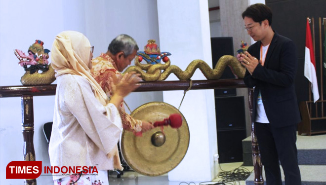 Wang Yong Jeong, Ketua Korea Yong Farmer, Prof Dr Setyo Budi, Rektor UMG, Ir Endah Sri Redjeki MPhil, Dekan Faperta UMG, saat membuka kegiatan millenial Young Farmer di Hall Sang Pencerah UMG, Sabtu, (28/9/2019). (FOTO: Humas UMG - Abdurrahman Faris/AJP T