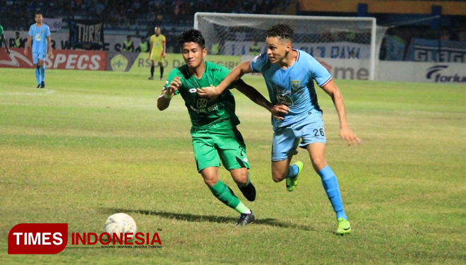 Pemain Persela, Rafael Gomes Oliveira (biru muda), mendapat kawalan ketat dari pemain belakang Bhayangkara FC, I Putu Gede Juni Antara, Sabtu (28/9/2019). (FOTO: MFA Rohatillah/TIMES Indonesia)