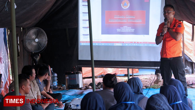 Pemateri dari BPBD Kabupaten Malang, Sadono saat memberikan materi di Pelatihan Mitigasi Bencana YBM-BRI bersama BPBD Kabupaten Malang di Waduk Kromoleo, Senggreng, Kecamatan Sumberpucung, Sabtu (28/9/2019). (FOTO: Dena Setya Utama/TIMES Indonesia)