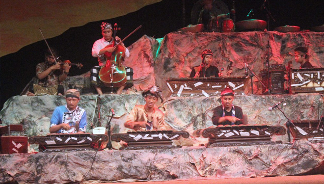 Konser gamelan Jelajah Bunyi: “Selepas Senja di Tanah Besi” di gedung pertunjukan Sawunggaling kampus Lidah Wetan, Jumat (27/9/2019). (FOTO: Istimewa)