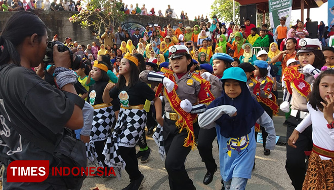 Flash mob bodi badontot di area Sunday Market diikuti ratusan pengunjung. (Foto: Yupi Apridayani/TIMESIndonesia)