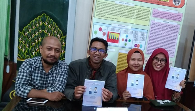 Dua mahasiswa Magister Psikologi UAD yaitu Birrulwalidaini dan Delima Putri yang berhasil meraih juara 2 Anugerah Inovasi dan Penelitian 2019 yang diselenggarakan Pemkot Yogyakarta. (FOTO: Istimewa/TIMES Indonesia)