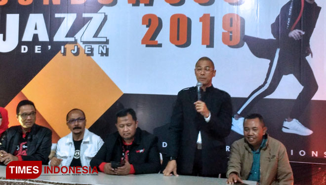 Marcell Siahaan saat meberikan keterangan pers saat press conference dalam acara Jazz De Ijen Bondowoso 2019 (FOTO: Moh Bahri/TIMES Indonesia). 