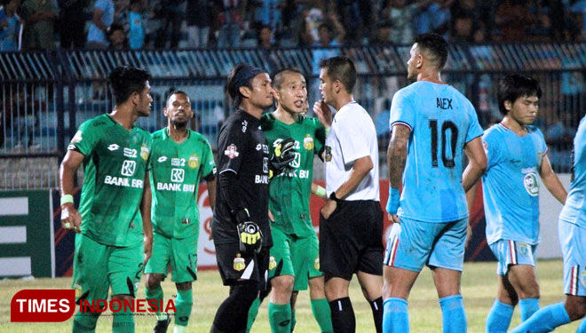 Pemain Bhayangkara FC melakukan protes kepada wasit Ikhsan Prasetya Jati, Sabtu (29/9/2019). (FOTO: MFA Rohmatillah/TIMES Indonesia)