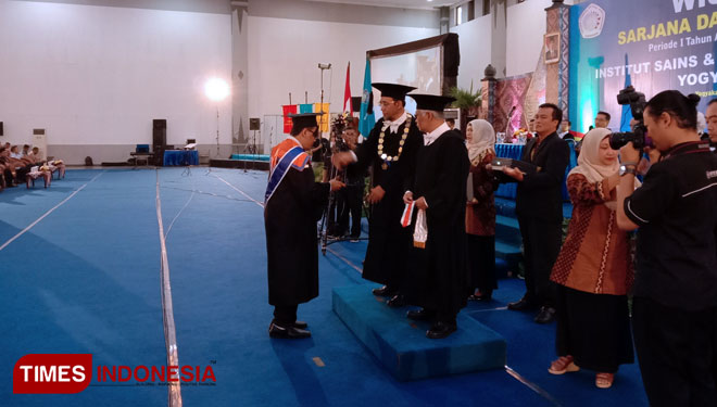 Rektor IST Akrpind Yogyakarta, Dr Ir Amir Hamzah MT ketika melakukan prosesi wisuda di JEC. (FOTO: A Riyadi/TIMES Indonesia)