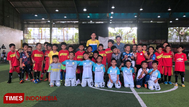 SSB Brasil Style Football (kostum tosca) saat berujicoba dengan SD BSS Malang (Foto: Irfan Anshori/TIMES Indonesia)