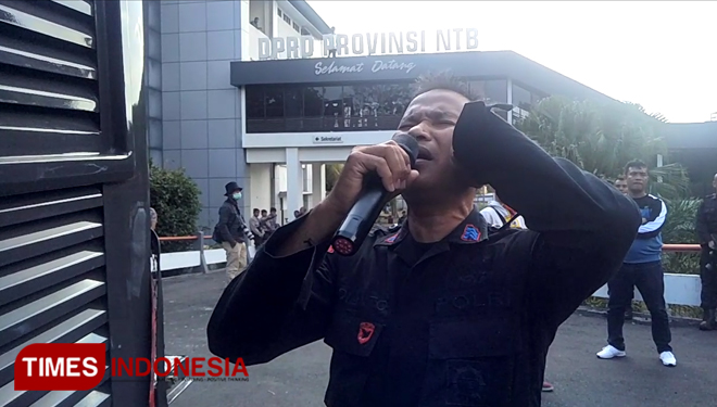 Suara Azan Brigadir Adianto Hentikan Saling Dorong Polisi dan Massa Aksi
