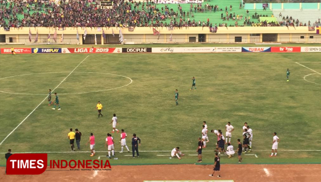 Pemain tim Persik Kediri saat protes hingga ke luar lapangan lantaran tidak terima dengan keputusan wasit yang memimpin pertandingan, Senin, (30/09/2019) (Foto: Achmad Choirudin/TIMES Indonesia)