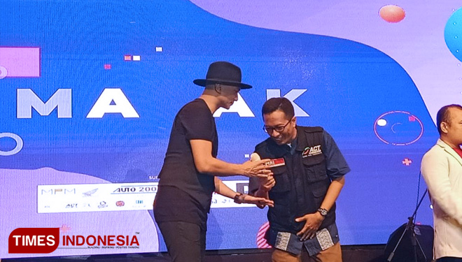 Wahyu Sulistyanto Putro Bersama Anji dan Direktur Indo Tata Graha tampil di Stage Untuk Galang Kepedulian. (FOTO: AJP/TIMES Indonesia)